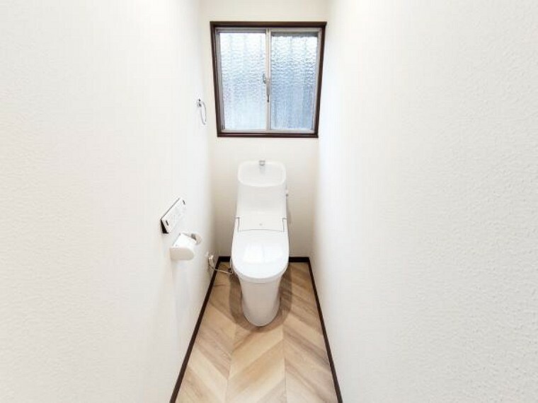 トイレ 【リフォーム済】トイレ　LIXIL製の温水洗浄便座トイレに新品交換しました。毎日家族が使う場所なので、清潔感のある空間に仕上げました。