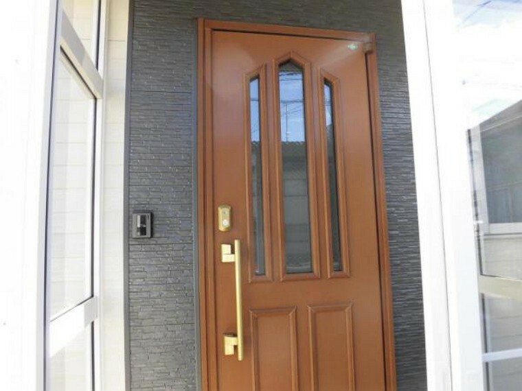 玄関 【リフォーム済】玄関の断熱ドアです。クリーニングをし、防犯のため、シリンダーごと鍵を交換しております。