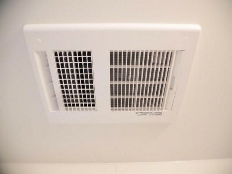 冷暖房・空調設備 浴室の暖房換気乾燥器です。通常の換気扇の他に暖房機能や乾燥機能も有るので冬は暖かく入浴でき、梅雨時は乾燥室としてお洗濯ものも干せる便利な装備です。