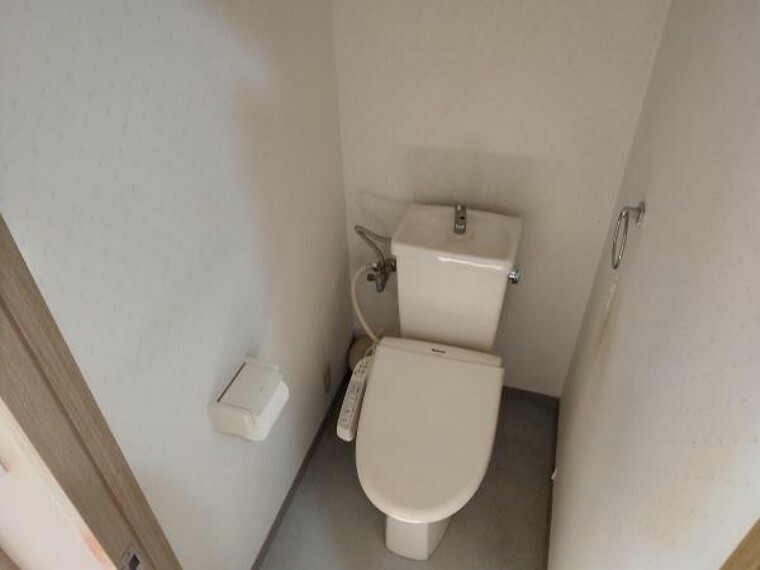 トイレ 【リフォーム中】トイレはTOTO製のウォシュレット機能付きの新品に交換します。床のクッションフロア、壁紙の張替、LED照明器具の新品交換を行います。