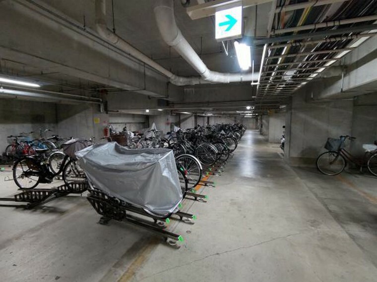 【共用スペース】マンションの駐輪場は地下にあり、エレベーターで直行できます。自転車を大事にできますね。