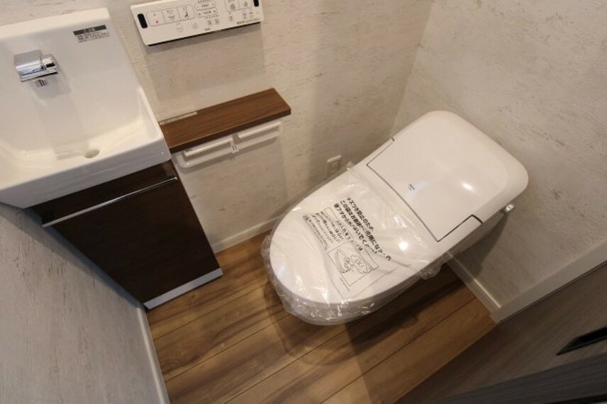 トイレ 白を基調とした見た目もスッキリ、タンクレストイレとなっております 手洗い場所も別にあり、収納スペースもあることで細々とした物をしまえるので、空間がスッキリします。