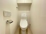 トイレ トイレは勿論温水洗浄便座つき！ トイレットペーパーや掃除用具などをしまえる収納付きです。