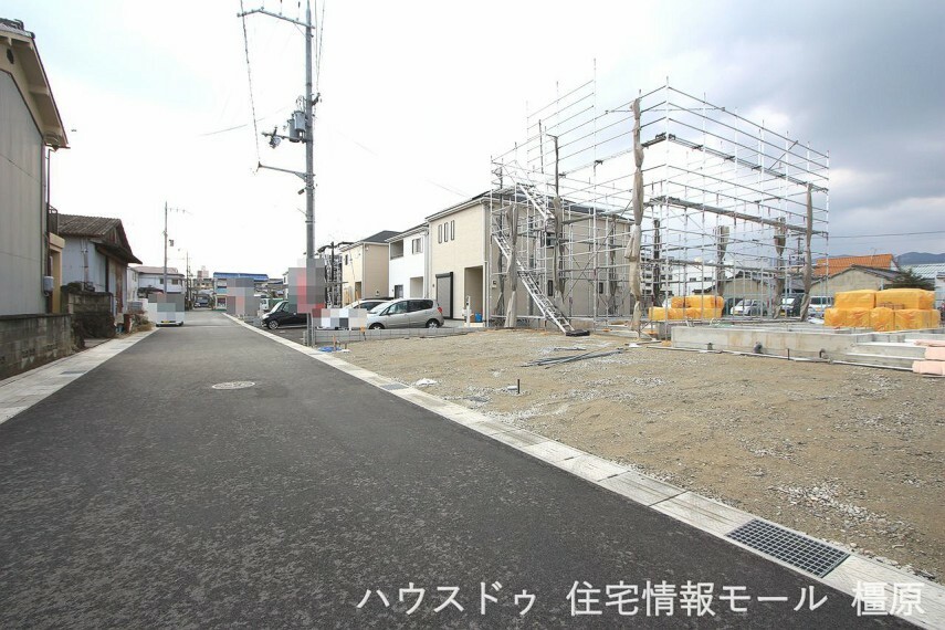現況外観写真 開発分譲地内にあり前面道路幅は約6m。大型車でもスムーズに出し入れできます。高田市駅まで徒歩12分の立地です。