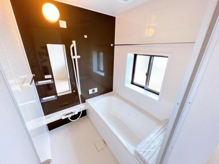 浴室 （リフォーム済）浴室はハウステック製の新品のユニットバスに交換。足を伸ばせる1坪サイズの広々とした浴槽で、1日の疲れをゆっくり癒すことができますよ。