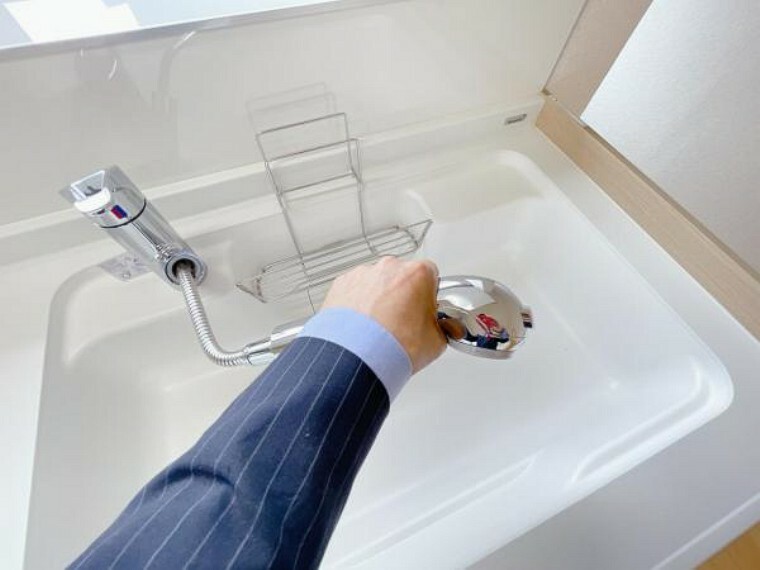 【キッチン水栓】新品交換したキッチンの水栓金具はノズルが伸びてシンクのお手入れもラクラクです。水栓本体には浄水機能が内蔵されていて、おいしいお水をつくります。