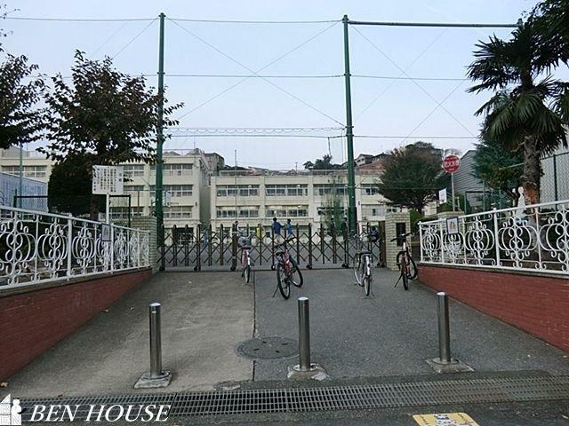 小学校 横浜市立峯小学校 徒歩8分。教育施設が近くに整った、子育て世帯も安心の住環境です。