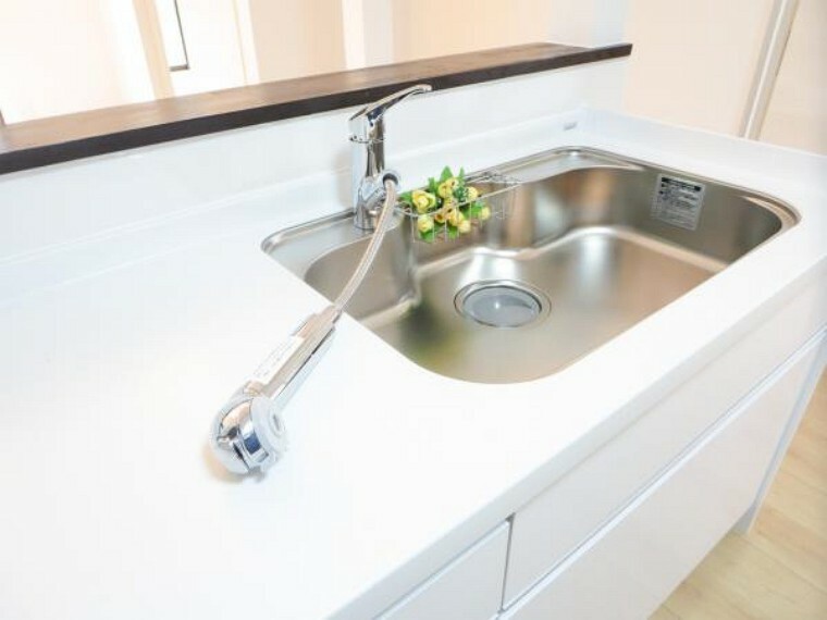 キッチン 【キッチン】新品ハウステック製システムキッチンの水栓金具は浄水器内蔵水栓（カートリッジ）でおいしい水をつくります。そして、浄水・原水の切り替えもワンタッチで使いやすいです。