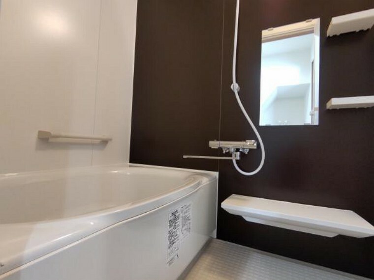 浴室 【リフォーム済】浴室はLIXIL製の新品のユニットバスに交換しました。床は水はけがよく汚れが付きにくい加工がされているのでお掃除ラクラクです。