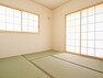 同仕様写真（内観） ＼同仕様写真/新しい畳の香りのするタタミスペースは、使い方色々。客室やお布団で寝るときにぴったりの空間ですね。