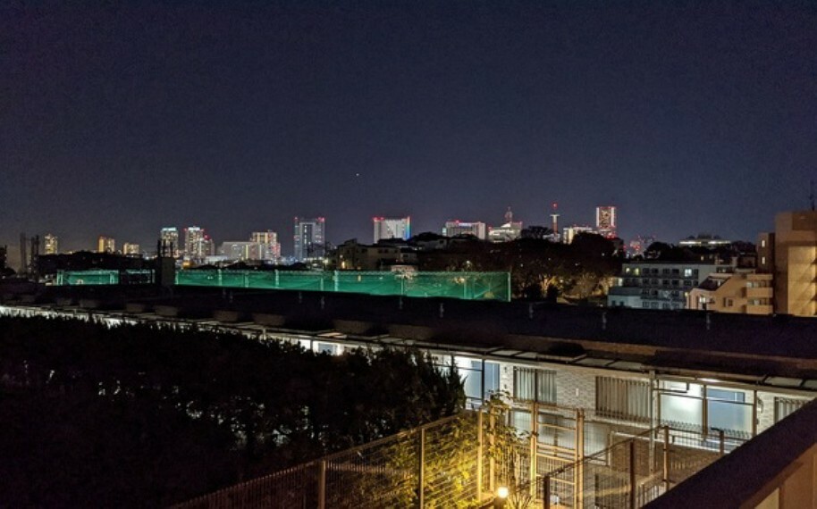 眺望 現地からの眺望（夜景）　■バルコニーからは横浜市街を眼下に見下ろし、雄大な景色が続く素晴らしい眺めが自分のものとなります。そんな贅沢を味わえ、夜景を楽しみながら過ごす日常はいかがですか。