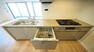 キッチン ビルトインタイプの食洗機。家族の食器を一度洗えてとても便利です。台所の生活感を隠せるのも良いですね。