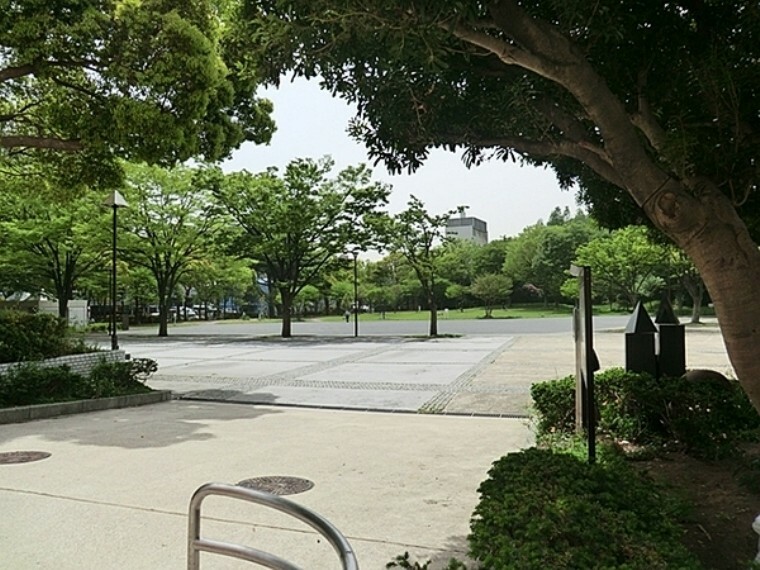 公園 沢渡中央公園 鶴屋町交差点から大通りを渡り、住宅地に少し入った場所にあります。芝生の広場や運動スペースがある、市民の憩いの公園。