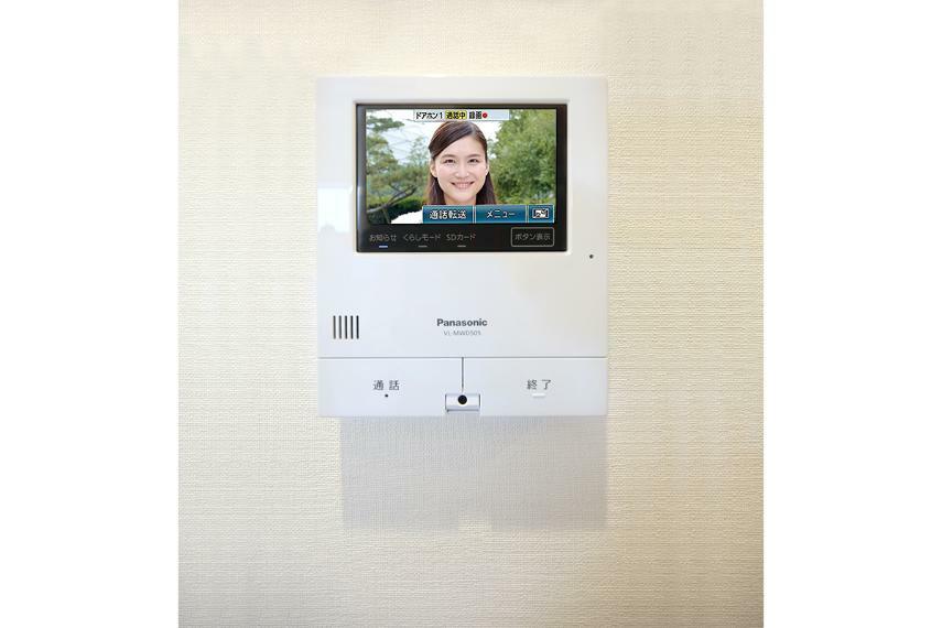 TVモニター付きインターフォン 【モニター付きインターホン】 留守中の来訪者を録画できる安心機能付きのハンズフリーモニター付きインターホンです。