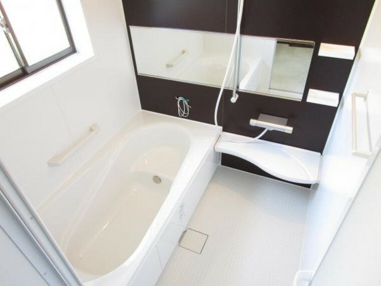 浴室 【リフォーム済】浴室はリクシル社製の新品のユニットバスに交換しました。足を伸ばせる1坪サイズの広々とした浴槽で、1日の疲れをゆっくり癒すことができますよ。