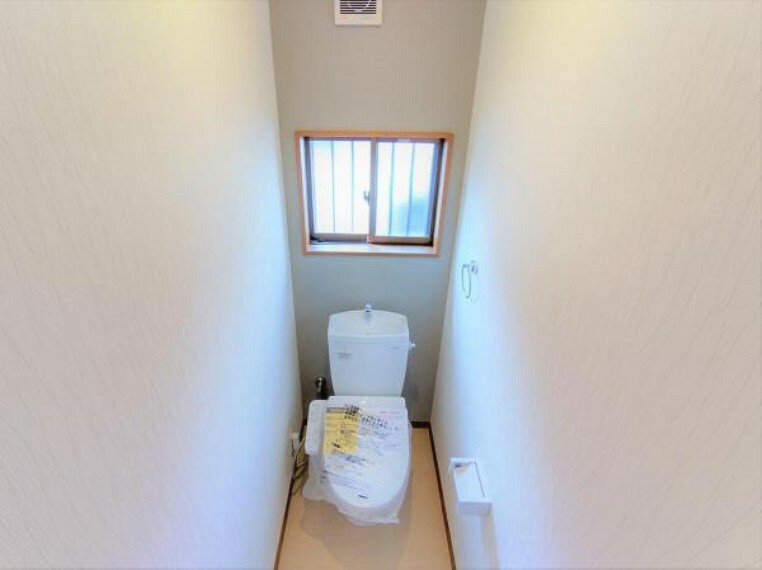 トイレ 【リフォーム済】1階トイレの写真です。トイレはTOTO製の温水洗浄機能付きに新品交換しました。表面は凹凸がないため汚れが付きにくく、継ぎ目のない形状でお手入れが簡単です。節水機能付きなのでお財布にも優しいですね。