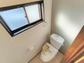 トイレ 【リフォーム済】2階トイレの写真です。トイレはTOTO製の温水洗浄機能付きに新品交換しました。2階にトイレがあると便利ですね。