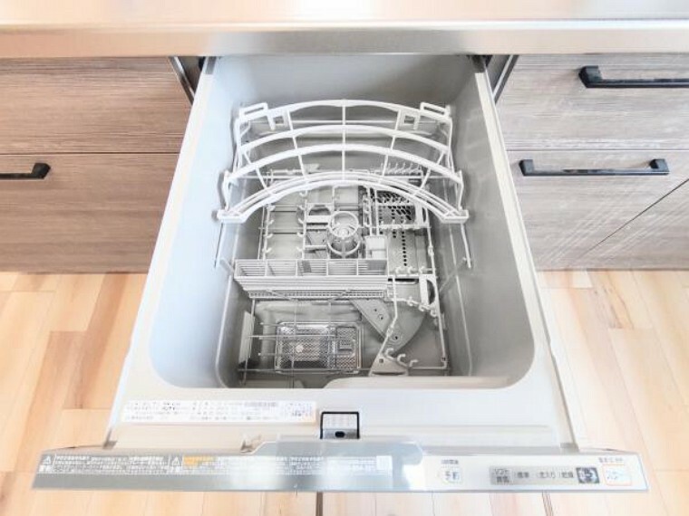 キッチン 【リフォーム後写真】食洗機のメリット、一番は「時間の有効活用」。洗浄から乾燥まで全自動により食器洗いの時間を短縮できます。実は手洗いより複雑な形状のものを洗うのも簡単です。