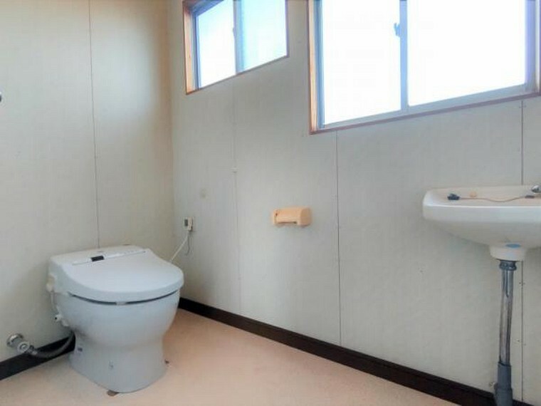 トイレ 12/3撮影【現況写真・トイレ】お手洗いは広々1.5帖あります。窓も2箇所あり、明るい空間になっています。
