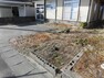 駐車場 【リフォーム中】駐車場を撮影しました。花壇となっている箇所は整地し、駐車3台が入るようなリフォームを予定しています。