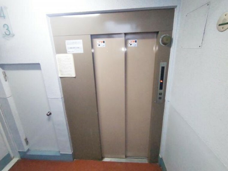 【エレベーター】1階エレベーター入口の様子です。棟内には、1基のエレベーターがあります。きちんと管理され、きれいなエレベーターです。
