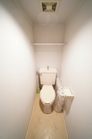 トイレ 白を基調とした清潔感のある明るいトイレです。 奥行きがあり開放的です。