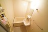浴室 白を基調とした清潔感のあるバスルームです。 一日の疲れを癒やしてくれる空間です。