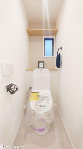 トイレ トイレ・新規交換済のシャワー洗浄機能付のトイレ。リモコンは壁掛けタイプでスッキリとした印象に。