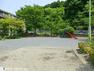 公園 釜利谷坂本公園 徒歩7分。四季の移ろいを感じる緑豊かな住環境です。