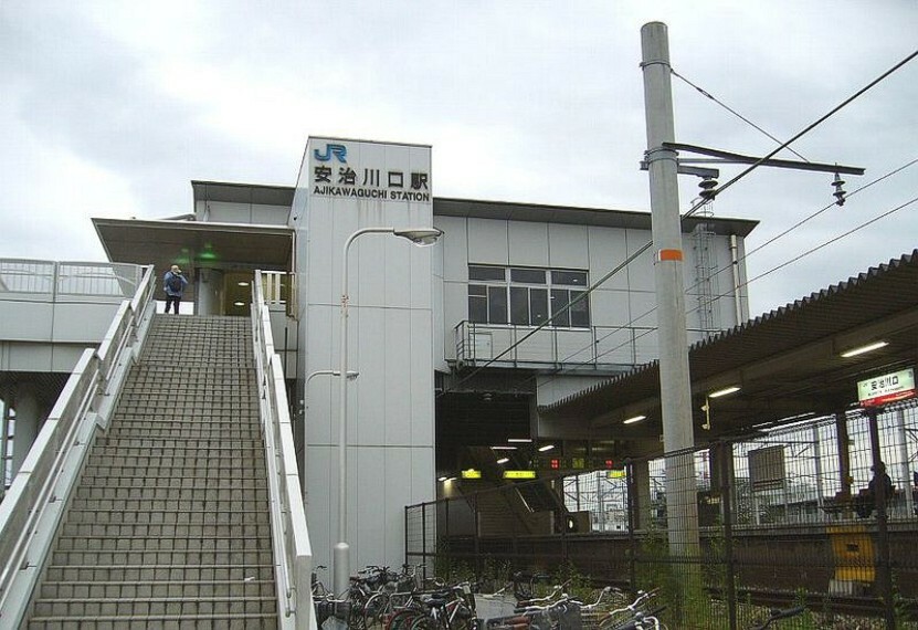 現地最寄のJR桜島線安治川口駅。大阪梅田まで15分の距離です。