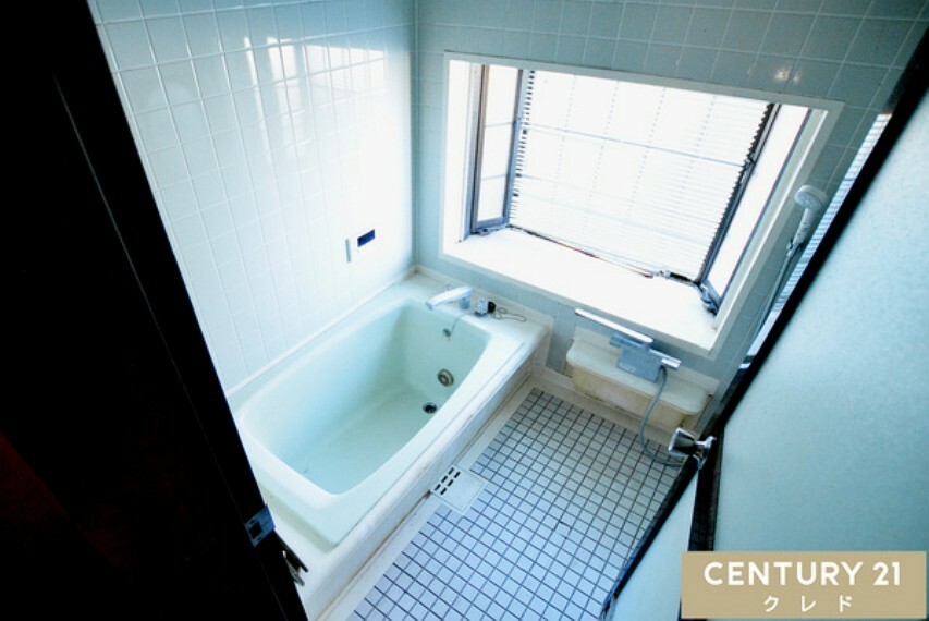 浴室 2階の浴室です！窓があり、換気ができるので、湿気を除去し、カビを防ぐことが出来ます。 一日の疲れを癒しましょう。センチュリー21クレドまでお気軽にどうぞ。