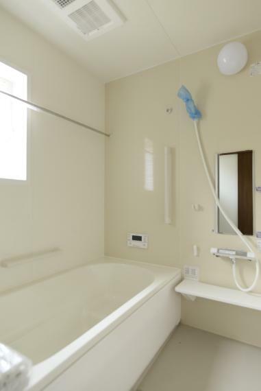 浴室 一日の疲れを癒してくれる、ゆったりとした広さのバスルーム。浴室乾燥機付きで雨の日や花粉の多い季節でも浴室で洗濯物を干すことができます。