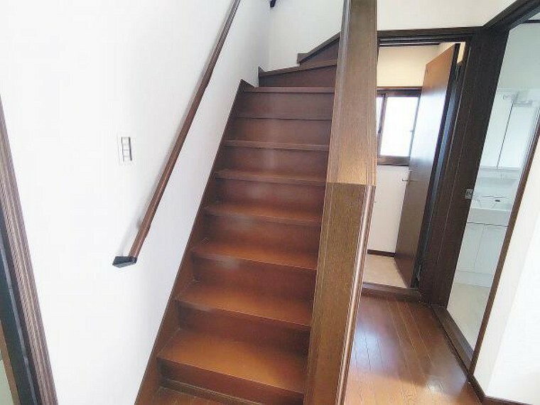 構造・工法・仕様 【リフォーム済写真】階段写真。手すりを新設しましたので、階段の上り下りも安心ですね。