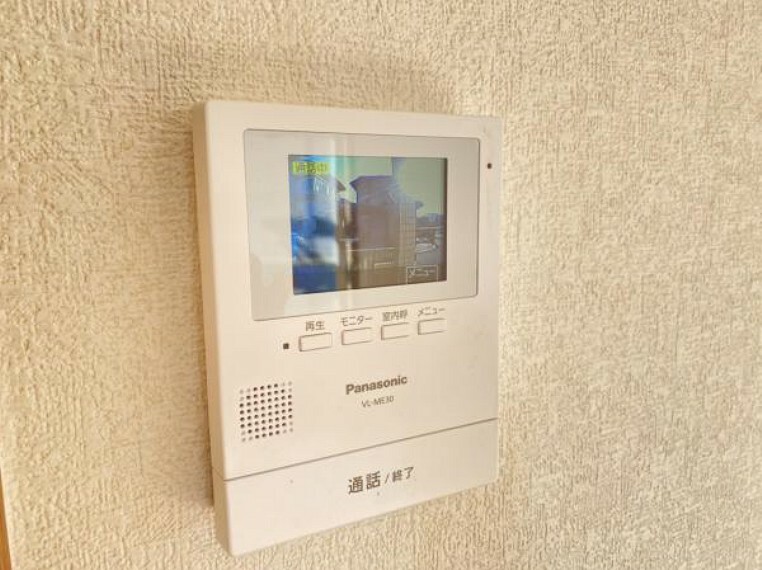 TVモニター付きインターフォン 【リフォーム後写真】新しく設置したドアホンはカラーモニター付き。LDKに設置のモニターで玄関にいらしたお客様を確認してから応対できます。留守中の来客も記録できるので防犯面でも安心ですね。