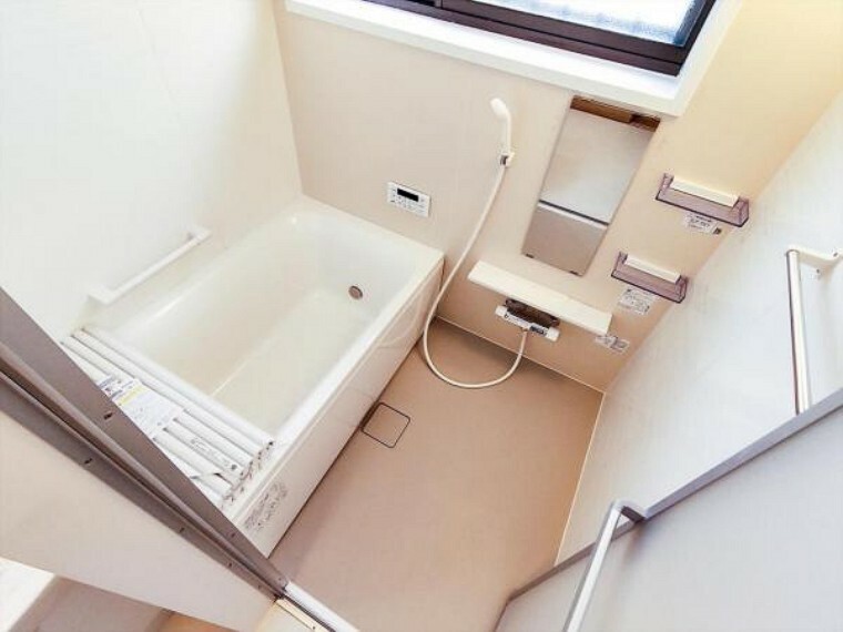 浴室 （リフォーム済）浴室は 1317タイプ（0.75坪）で新品のユニットバスに交換しました。温度を設定したら、湯はり、追い焚き、保温がリモコンで操作できて、残業で遅くなっても温かなお風呂に入れます。