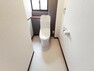 トイレ （リフォーム済）トイレは天井・壁のクロスを貼り替え床を水に強くお手入れしやすいクッションフロア貼りにしました。温水洗浄付き便器に交換も行い清潔に仕上げます。
