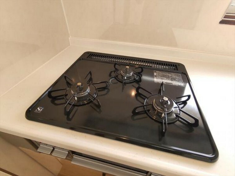 キッチン （リフォーム済）キッチンの熱源はガスです。3口コンロで効率よく調理できますよ。全コンロSiセンサー付きで、過熱になったときは自動で消火してくれます。
