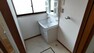 【リフォーム中】洗面室を撮影しました。天井・壁はクロスの張替、床はクッションフロアの張替を行います。洗濯用水栓も交換します。