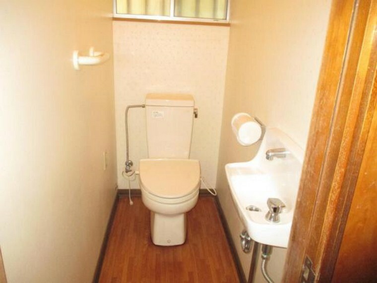 トイレ 【リフォーム中】便器交換、壁天井クロス張替え、フローリング張り替えを行います。トイレがきれいだと気持ちがいいですね。