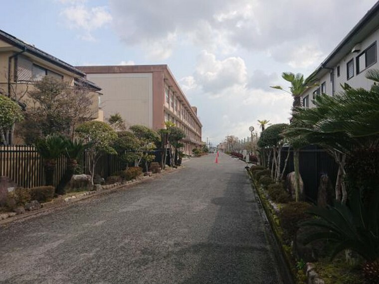 中学校 鍋島中学校まで3100m、徒歩39分　自転車通学が出来るといいですね。