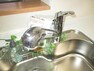 キッチン 【水栓】キッチンの水栓金具はシャワータイプの混合水栓で、タガギ製浄水機能付きなので、カートリッジも定期的に購入でき安心してお使いいただけます。
