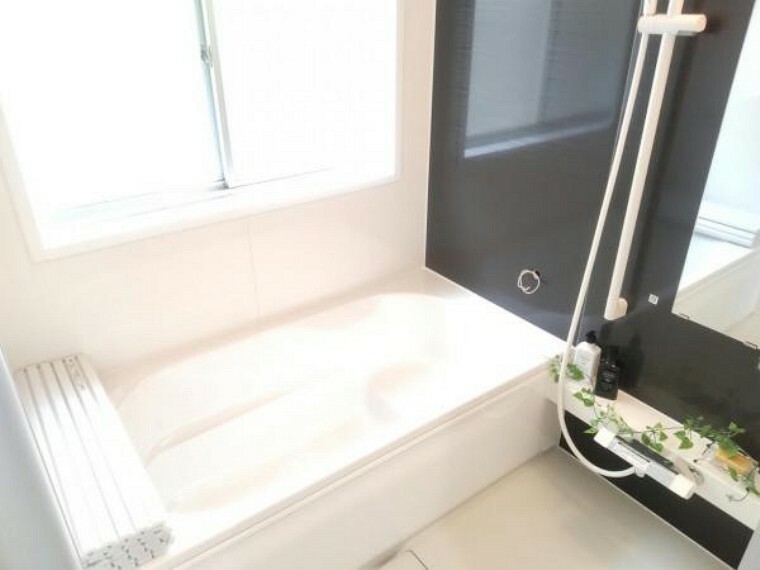 浴室 【リフォーム済】お風呂はハウステック製の1坪タイプのユニットバスを設置。毎日の疲れを癒す場所なので足を伸ばして湯船につかることができるのは嬉しいですね。