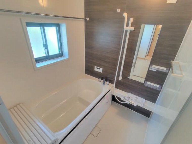 専用部・室内写真 【同仕様写真/浴室】浴室はハウステック製の新品のユニットバスに交換します。足を伸ばせる1坪サイズの広々とした浴槽で、1日の疲れをゆっくり癒すことができますよ。