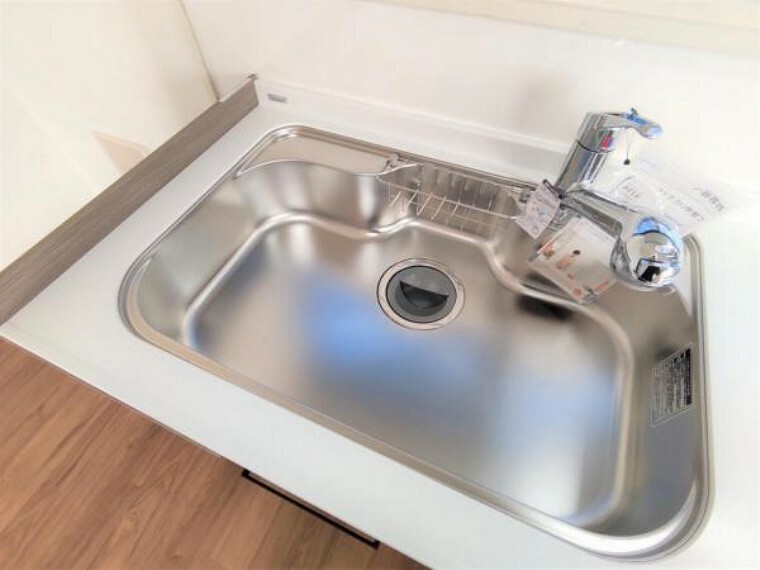 キッチン 【リフォーム済】新品交換したキッチンのシンクはサビにくく熱に強いステンレス製です。水はねの音を抑える静音設計で、従来よりもさらに水音が静かになっています。