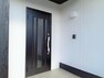 玄関 【リフォーム済　4/29撮影】玄関の写真です。玄関扉の交換、ポーチタイルの張替え、ポーチライトの交換を行いました。