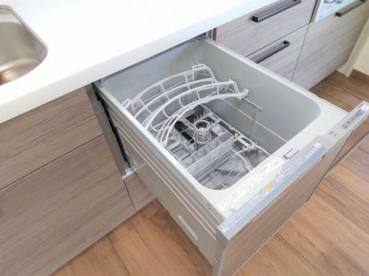 キッチン 【リフォーム済　4/29撮影】新品交換したキッチンは乾燥機能付きの食洗器が設置されています。毎日の食器洗いの負担が減るので家事の時間を大幅に短縮できますね。