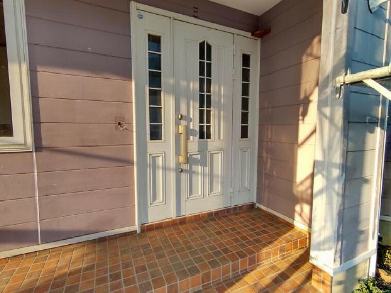 玄関 【リフォーム中写真4/28撮影】玄関のカギは新品に交換します。おひさまの光に映える白い玄関ドアは、いつでも気分を明るくしてくれます。