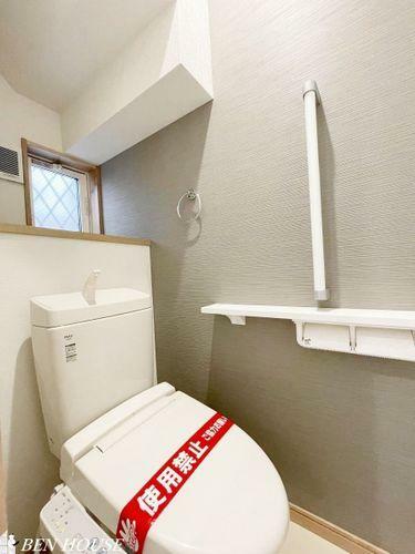 トイレ トイレ・快適なトイレタイムに欠かせない温水洗浄便座つきトイレ。各階に設置しているので、慌ただしい時間帯も安心です。