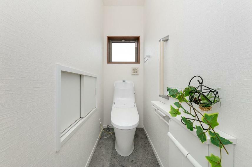 トイレ 【1号棟/トイレ】 トイレは1階と2階それぞれに設計しています。清潔感のある白を基調としております。収納を活用しスッキリとした空間を保つことができます。/2022年4月撮影