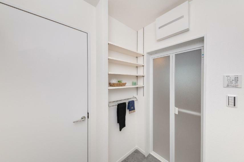 脱衣場 【1号棟//洗面所】 脱衣スペースには収納に便利な可動棚を設置。収納やディスプレイスペースとしても活用いただけます。/2022年4月撮影